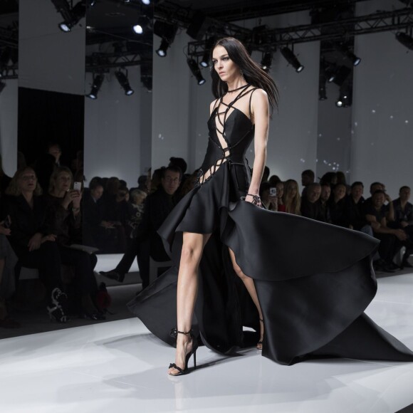 Mariacarla Boscono - Défilé Atelier Versace Haute Couture Printemps-Été 2016 à Paris, le 24 janvier 2016.