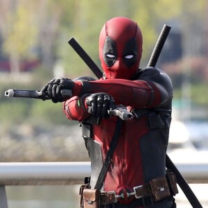 Ryan Reynolds tourne des scènes d'action du film "Deadpool" sur un viaduc à Vancouver, le 7 avril 2015 dans le rôle du mercenaire Marvel.