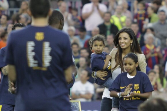 Hayet, la femme d'Eric Abidal, et leurs filles, assistent à l'hommage rendu par les supporters du FC Barcelone au Camp Nou, pour le dernier match du joueur, le 1er juin 2013. 