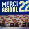 Eric Abidal annonce en larmes qu'il quitte le FC Barcelone lors d'une conference de presse au Camp Nou à Barcelone, le 30 mai 2013.