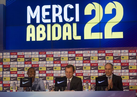 Eric Abidal annonce en larmes qu'il quitte le FC Barcelone lors d'une conference de presse au Camp Nou à Barcelone, le 30 mai 2013.