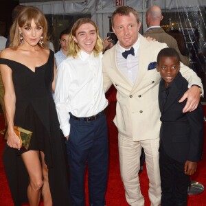 Guy Ritchie, ses enfants Rocco et David Banda et sa femme Jacqui Ainsley à l'avant-première du film "The Man From U.N.C.L.E." au Ziegfeld Theatre de New York, le 10 août 2015