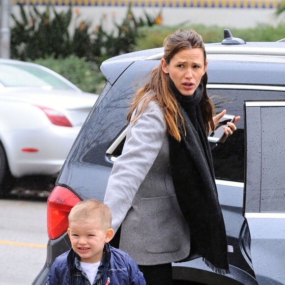 Jennifer Garner arrive à l'église avec ses enfants Seraphina et Samuel à Pacific Palisades le 31 janvier 2016.
