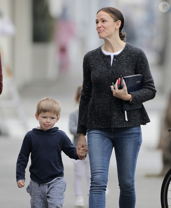 Exclusif - Jennifer Garner va prendre le petit-déjeuner avec son fils Samuel à Brentwood, le 20 janvier 2016.