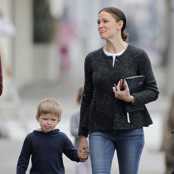 Exclusif - Jennifer Garner va prendre le petit-déjeuner avec son fils Samuel à Brentwood, le 20 janvier 2016.