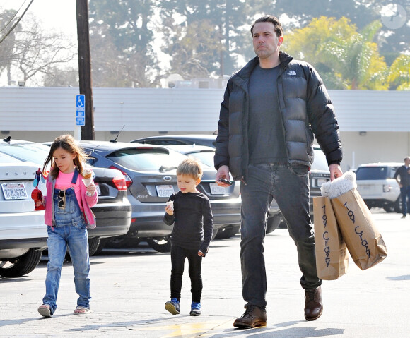 Exclusif - Ben Affleck et ses enfants Samuel et Seraphina vont faire des courses au magasin de jouets Toy Crazy à Los Angeles, le 16 janvier 2016.