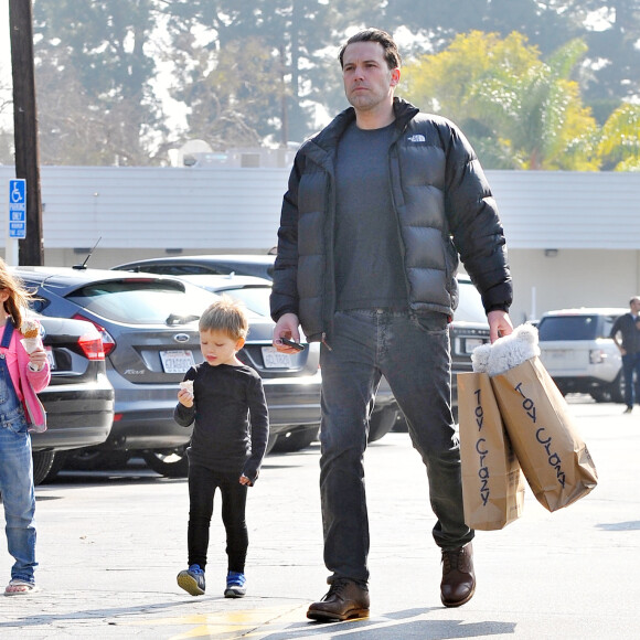 Exclusif - Ben Affleck et ses enfants Samuel et Seraphina vont faire des courses au magasin de jouets Toy Crazy à Los Angeles, le 16 janvier 2016.
