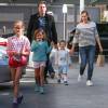 Ben Affleck et Jennifer Garner se promènent avec leurs enfants Violet, Seraphina et Samuel à West Hollywood. Ils ne portent toujours pas leurs alliances. Le 14 novembre 2015