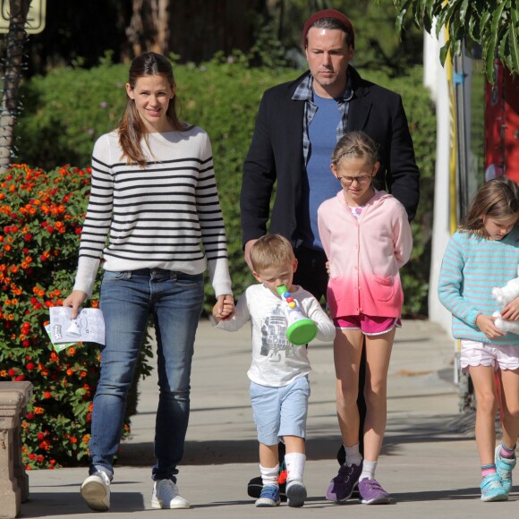 Ben Affleck et Jennifer Garner à la sortie d'un magasin de jouets avec leurs enfants Violet, Seraphina et Samuel à Brentwood, le 14 novembre 2015