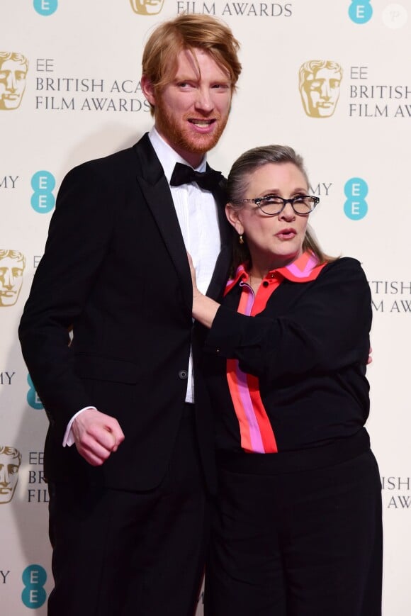 Domhnall Gleeson et Carrie Fisher - Press Room lors de la cérémonie des British Academy Film Awards (BAFTA) à Londres, le 14 février 2016.