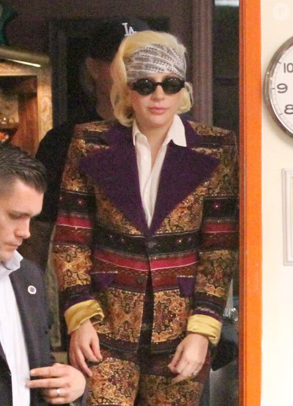 Lady Gaga se fait tatouer sur les côtes le visage de David Bowie par Mark Mahoney au Shamrock Social Club de West Hollywood, le 13 février 2016