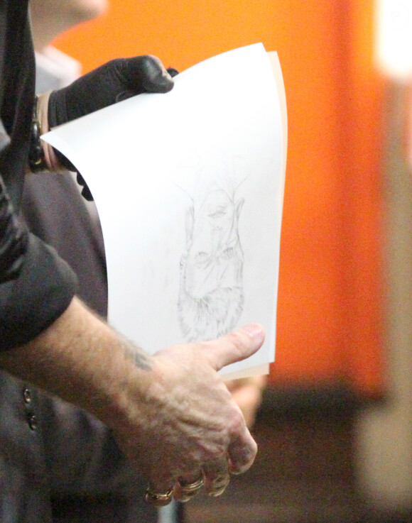 Lady Gaga se fait tatouer sur les côtes le visage de David Bowie par Mark Mahoney au Shamrock Social Club de West Hollywood, le 13 février 2016