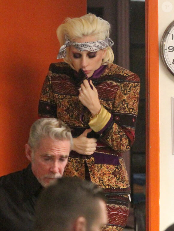 Lady Gaga se fait tatouer sur les côtes le visage de David Bowie par Mark Mahoney au Shamrock Social Club de West Hollywood, le 13 février 2016