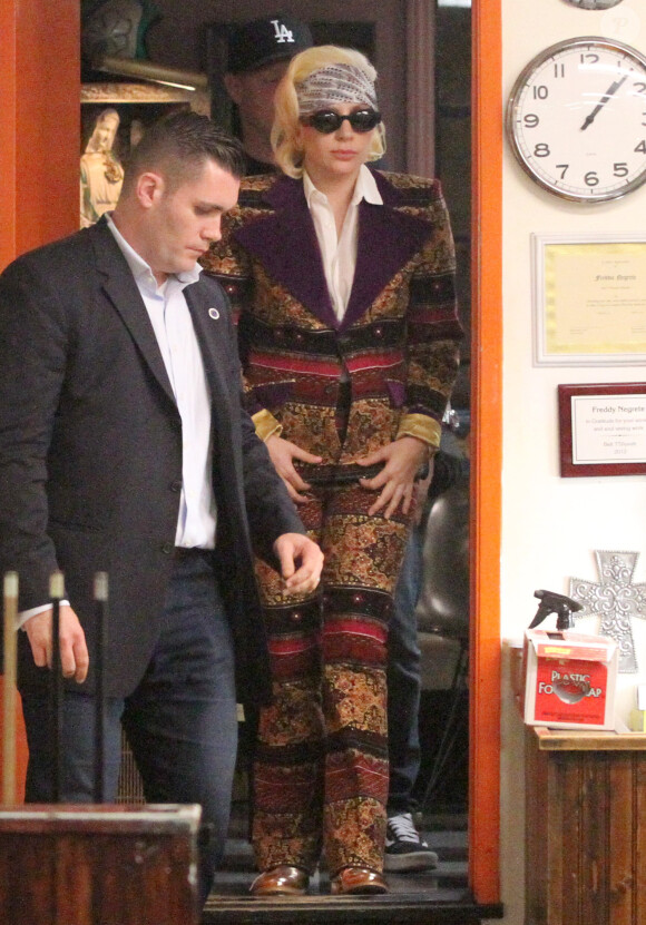 Lady Gaga se fait tatouer sur les côtes le visage de David Bowie par Mark Mahoney au Shamrock Social Club de West Hollywood, le 13 février 2016