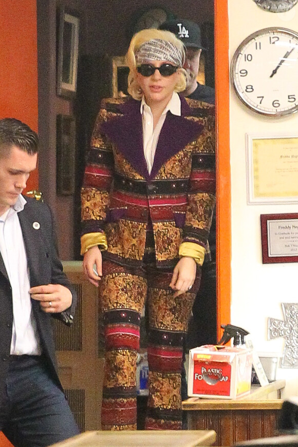 Lady Gaga se fait tatouer sur les côtes le visage de David Bowie par Mark Mahoney au Shamrock Social Club de West Hollywood, le 13 février 2016