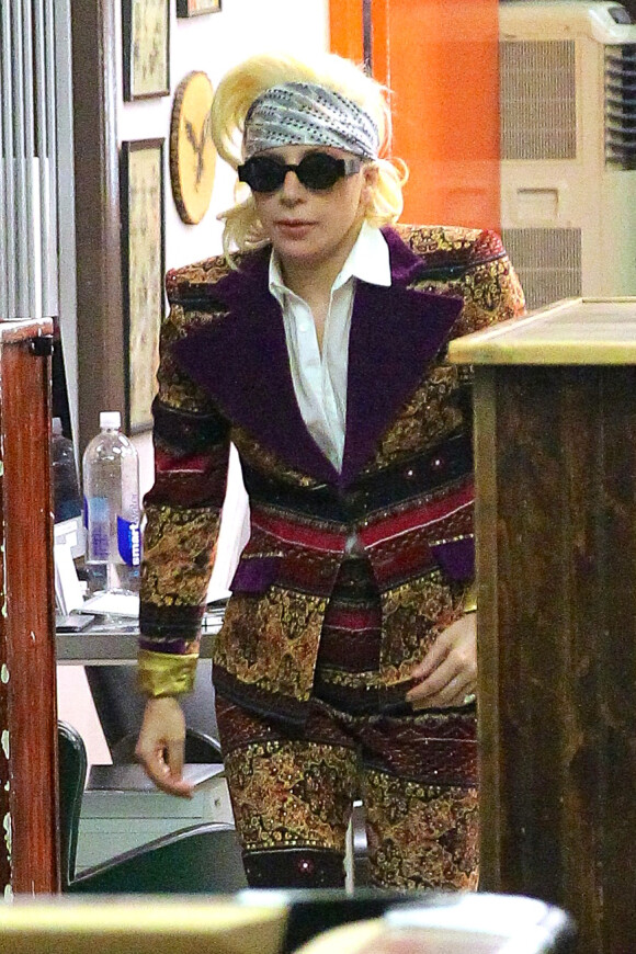 Lady Gaga se fait tatouer sur les côtes le visage de David Bowie par Mark Mahoney au Shamrock Social Club de West Hollywood, le 13 février 2016