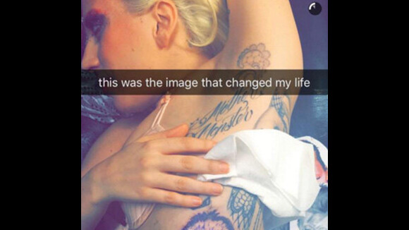 Lady Gaga se fait tatouer une image de David Bowie - Montage vidéo issu des publications de Lady Gaga sur Snapchat le 14 février 2015