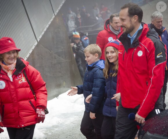 La reine Sonja de Norvège, le prince Sverre Magnus, la princesse Ingrid Alexandra et le prince Haakon de Norvège au festival de ski d'Holmenkollen (Holmenkollen FIS World Cup Nordic) à Oslo, le 7 février 2016.