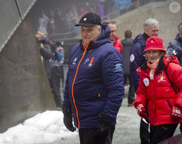 Le roi Harald et la reine Sonja de Norvège au festival de ski d'Holmenkollen (Holmenkollen FIS World Cup Nordic) à Oslo, le 7 février 2016.