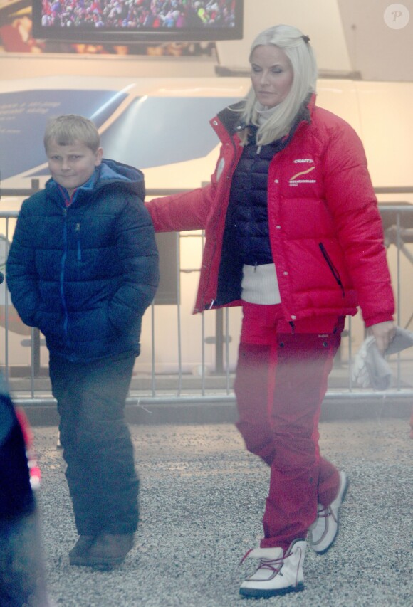 Le prince Sverre Magnus et la princesse Mette-Marit de NOrvège au festival de ski d'Holmenkollen (Holmenkollen FIS World Cup Nordic) à Oslo, le 7 février 2016.