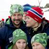 Le prince Haakon de Norvège, la princesse Mette-Marit de Norvège et leurs enfants la princesse Ingrid Alexandra (12 ans) et le prince Sverre Magnus (10 ans) ont fait un peu de biathlon avec des enfants réfugiés dans le cadre des Jeux Olympiques de la Jeunesse à Lillehammer le 13 février 2016, au lendemain de la cérémonie d'ouverture.