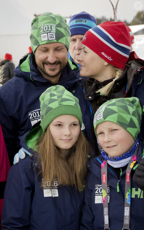 Le prince Haakon de Norvège, la princesse Mette-Marit de Norvège et leurs enfants la princesse Ingrid Alexandra (12 ans) et le prince Sverre Magnus (10 ans) ont fait un peu de biathlon avec des enfants réfugiés dans le cadre des Jeux Olympiques de la Jeunesse à Lillehammer le 13 février 2016, au lendemain de la cérémonie d'ouverture.