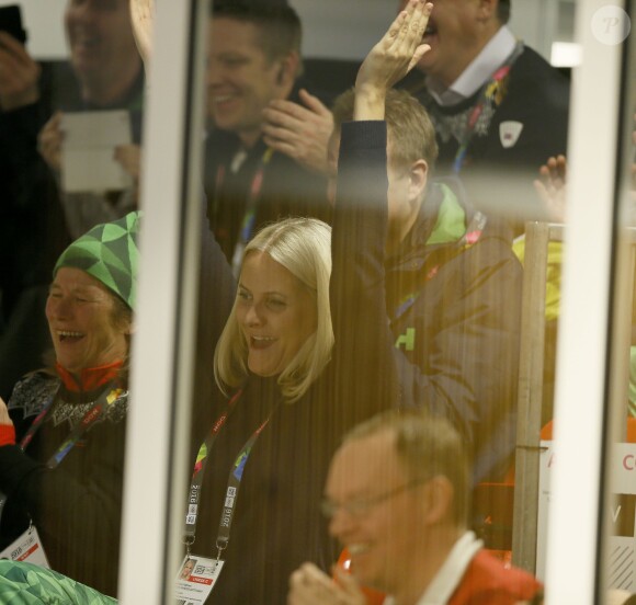 Le prince Haakon de Norvège, devant son épouse la princesse Mette-Marit et leurs enfants la princesse Ingrid Alexandra et le prince Sverre Magnus, a lancé la première pierre du tournoi olympique de curling, toute première épreuve des Jeux olympiques de la jeunesse, à Lillehammer le 12 février 2016.