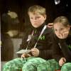 Le prince Haakon de Norvège, devant son épouse la princesse Mette-Marit et leurs enfants la princesse Ingrid Alexandra et le prince Sverre Magnus, a lancé la première pierre du tournoi olympique de curling, toute première épreuve des Jeux olympiques de la jeunesse, à Lillehammer le 12 février 2016.