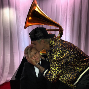 Justin Bieber à la cérémonie des Grammy avec son petit frère Jaxon. Photo publiée sur Instagram, le 16 février 2016.