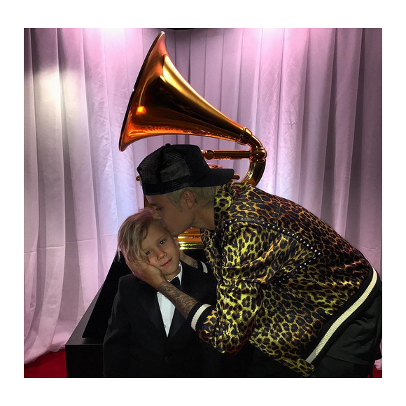 Justin Bieber à la cérémonie des Grammy avec son petit frère Jaxon. Photo publiée sur Instagram, le 16 février 2016.