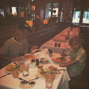 Jaxon, le petit frère de Justin Bieber est venu lui rendre visite. Le chanteur a publié une photo de son séjour sur sa page Instagram, le 15 février 2016.