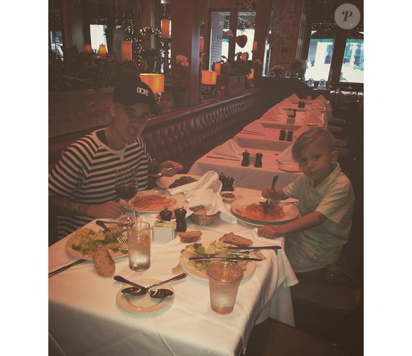 Jaxon, le petit frère de Justin Bieber est venu lui rendre visite. Le chanteur a publié une photo de son séjour sur sa page Instagram, le 15 février 2016.