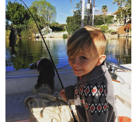 Jaxon, le petit frère de Justin Bieber est venu lui rendre visite. Le chanteur a publié une photo de son séjour sur sa page Instagram, le 14 février 2016.