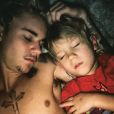 Jaxon, le petit frère de Justin Bieber est venu lui rendre visite. Le chanteur a publié une photo de son séjour sur sa page Instagram, le 13 février 2016.