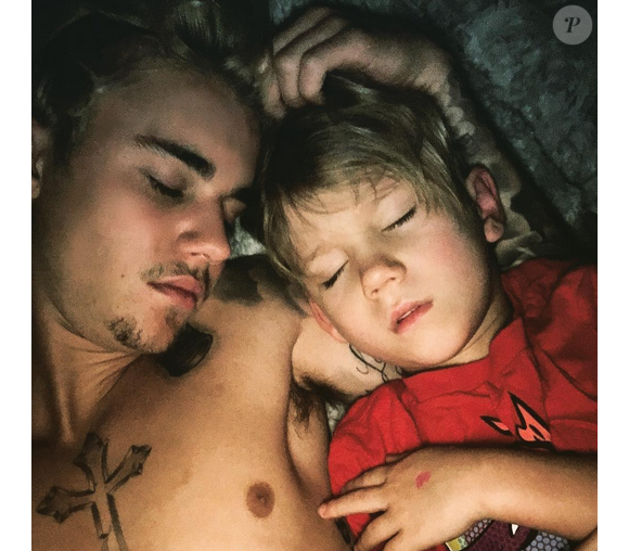 Jaxon, le petit frère de Justin Bieber est venu lui rendre visite. Le chanteur a publié une photo de son séjour sur sa page Instagram, le 13 février 2016.