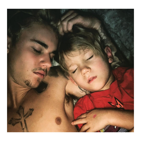 Jaxon, le petit frère de Justin Bieber est venu lui rendre visite. Le chanteur a publié une photo de son séjour sur sa page Instagram, le 13 février 2016.