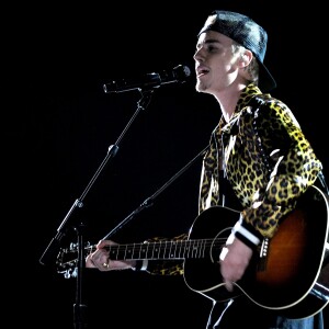 Justin Bieber sur scène lors de la 58e cérémonie des Grammy Awards au Staples Center de Los Angeles, le 15 février 2016.