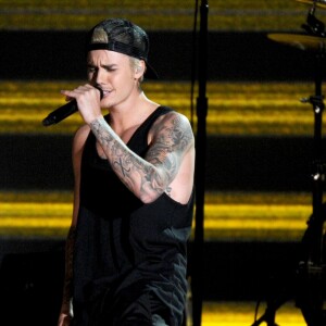 Justin Bieber sur scène lors de la 58e cérémonie des Grammy Awards au Staples Center de Los Angeles, le 15 février 2016.