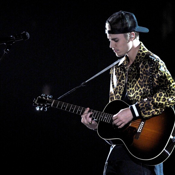 Justin Bieber sur scène lors de la 58e cérémonie des Grammy Awards au Staples Center de Los Angeles, le 15 février 2016.