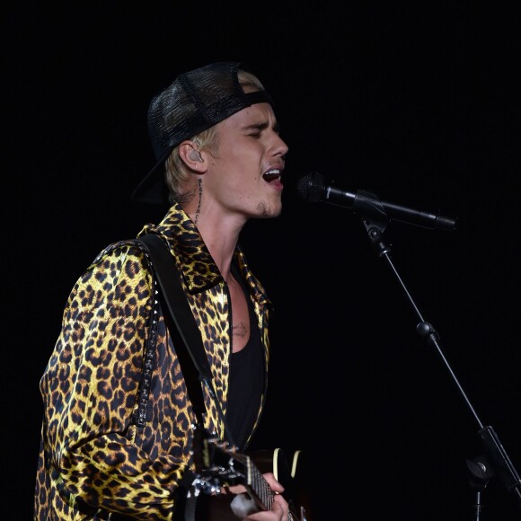 Justin Bieber sur scène lors de la 58e cérémonie des Grammy Awards au Staples Center de Los Angeles, le 15 février 2016.