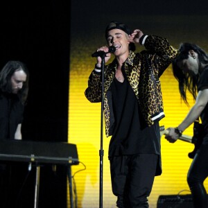 Justin Bieber sur scène avec Diplo et Skrillex lors de la 58e cérémonie des Grammy Awards au Staples Center de Los Angeles, le 15 février 2016.