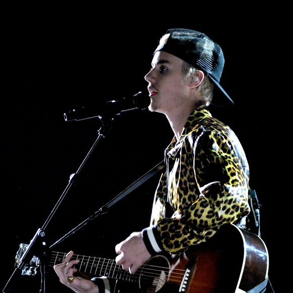 Justin Bieber sur scène lors de la 58e cérémonie des Grammy Awards au Staples Center de Los Angeles, le 15 février 2016.