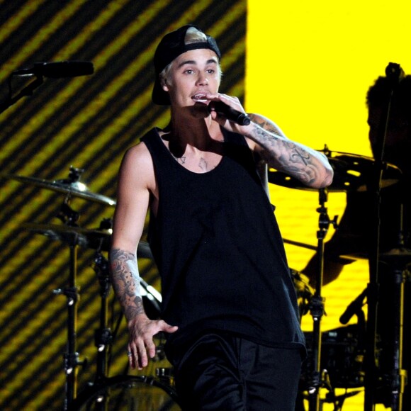 Justin Bieber sur scène lors de la 58e cérémonie des Grammy Awards au Staples Center de Los Angeles, le 15 février 2016.