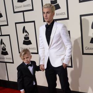 Justin Bieber et son petit frère Jaxon lors de la 58e cérémonie des Grammy Awards au Staples Center de Los Angeles, le 15 février 2016.