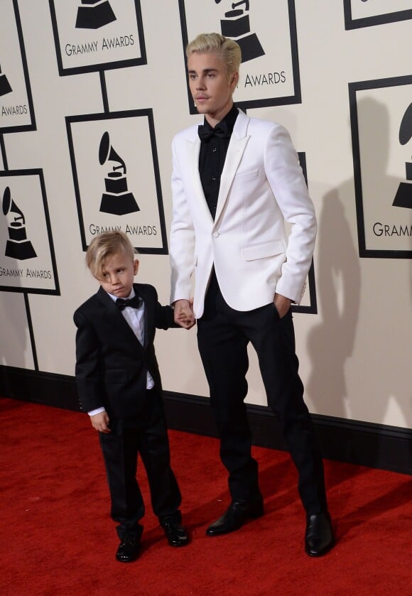 Justin Bieber et son petit frère Jaxon lors de la 58e cérémonie des Grammy Awards au Staples Center de Los Angeles, le 15 février 2016.