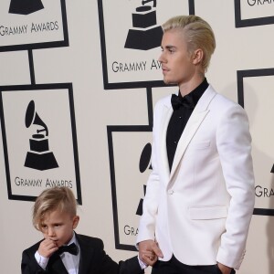 Justin Bieber et son petit frère Jaxon lors de la 58e cérémonie des Grammy Awards au Staples Center de Los Angeles, le 15 février 2016.