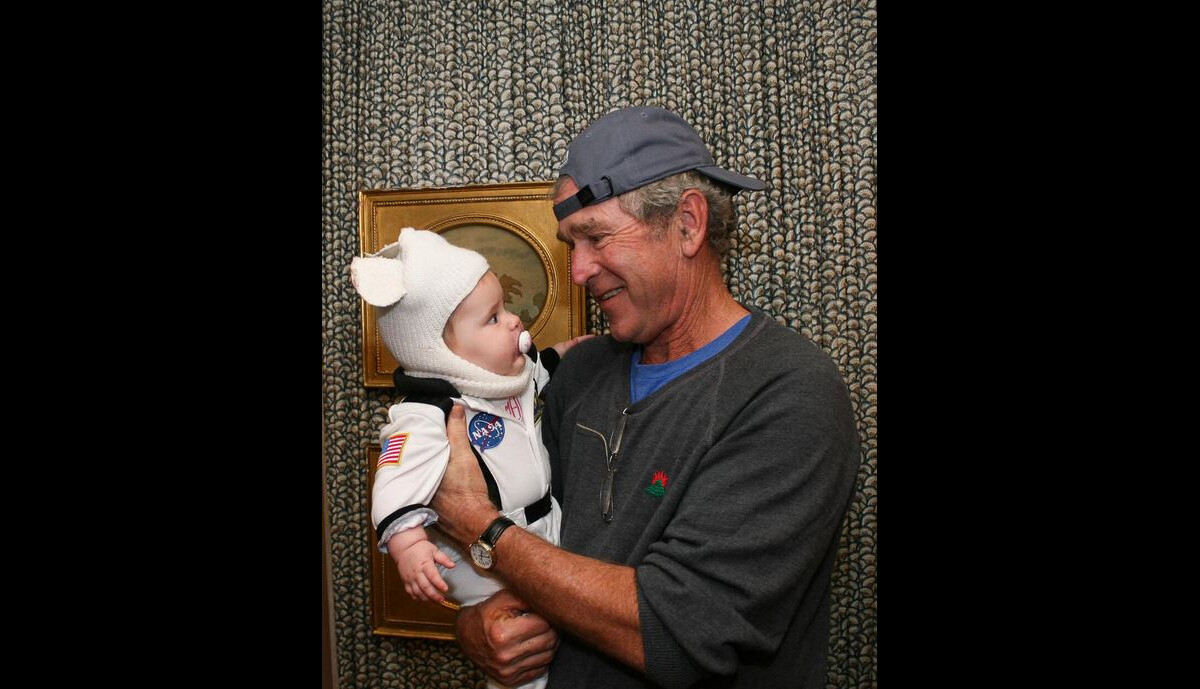 Photo : George W. Bush et sa petite-fille Mila, le 1er novembre 2013 ...