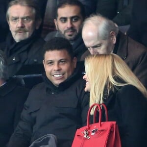 Ronaldo et Celina Locks lors de la rencontre entre le PSG et Chelsea en 8e de finale de la Ligue des champions, au Parc des Princes à Paris le 16 février 2016 © Cyril Moreau