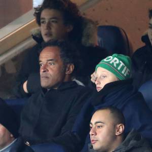 Yannick Noah et son fils Joalukas lors de la rencontre entre le PSG et Chelsea en 8e de finale de la Ligue des champions, au Parc des Princes à Paris le 16 février 2016 © Cyril Moreau