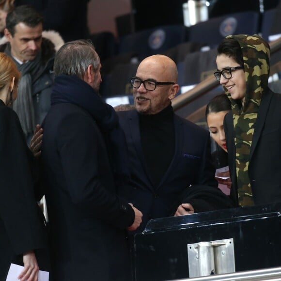 Jean-Claude Blanc, Pascal Obispo et son fils Sean lors de la rencontre entre le PSG et Chelsea en 8e de finale de la Ligue des champions, au Parc des Princes à Paris le 16 février 2016 © Cyril Moreau